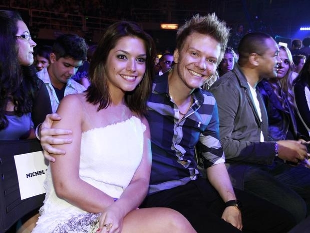 Michel Tel foi ao Prmio Multishow com a namorada, a atriz Thas Fersoza