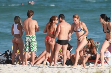 A atriz demonstrou n�o se importar com a opini�o p�blica sobre as car�cias que recebeu do namorado na praia, no �ltimo d