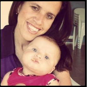 Luciana, irm� de Gusttavo Lima, com a filha Laura