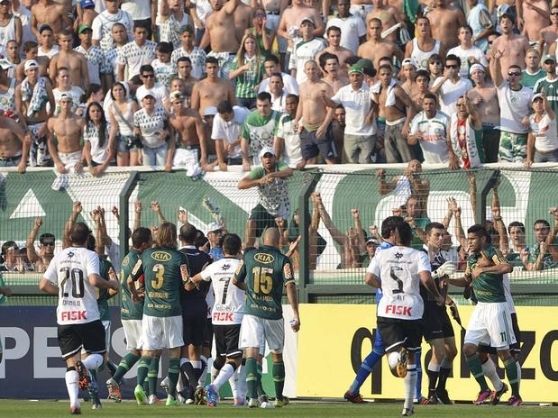 Palmeirenses se envolveram em confuses tambm no gramado do Pacaembu