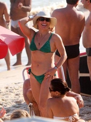 Cissa Guimares faz pose para fotgrafo na praia de Ipanema