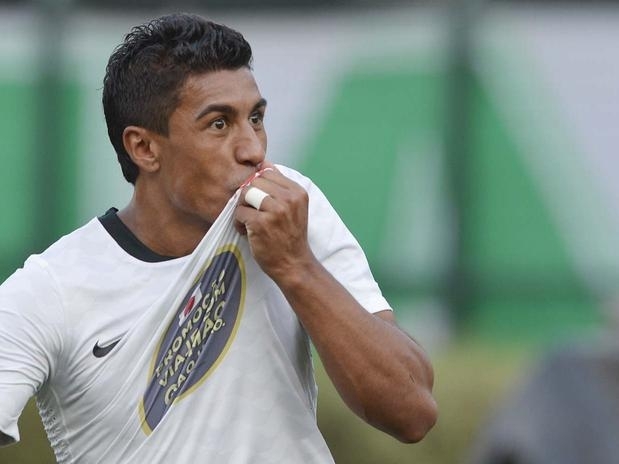 Paulinho marcou o segundo gol para o Corinthians e fechou o placar no Pacaembu