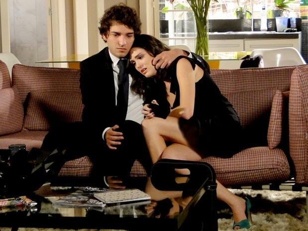 Elano diz que Sarmento s quer dar o golpe em Cida. Ela fica arrasada