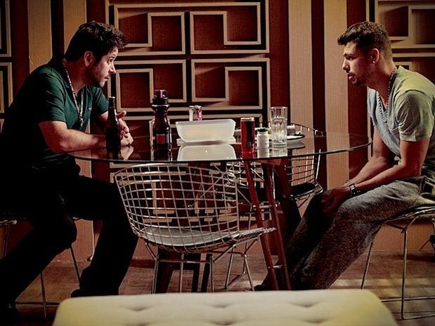 Jogador se revolta quando o pai diz que est desconfiado da cozinheira