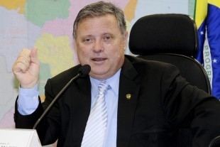 Senador  um dos cotados para disputar novamente o governo em 2014 