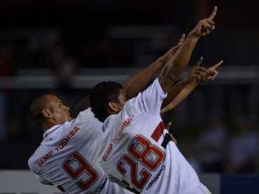 Lu�s Fabiano comemora com Casemiro terceiro gol tricolor contra Portuguesa