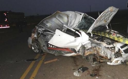 Txi que foi atingido por nibus aps ultrapassagem frustrada