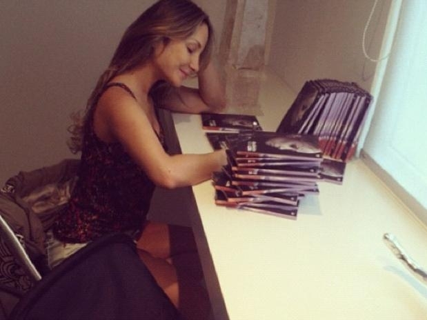 Claudia Leitte mostra boa forma enquanto autografa seus DVDs nesta quinta (13)