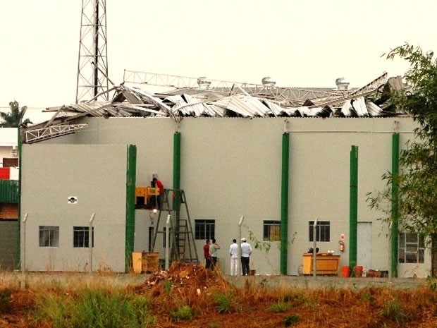 Empresa ficou destelhada durante temporal no municpio