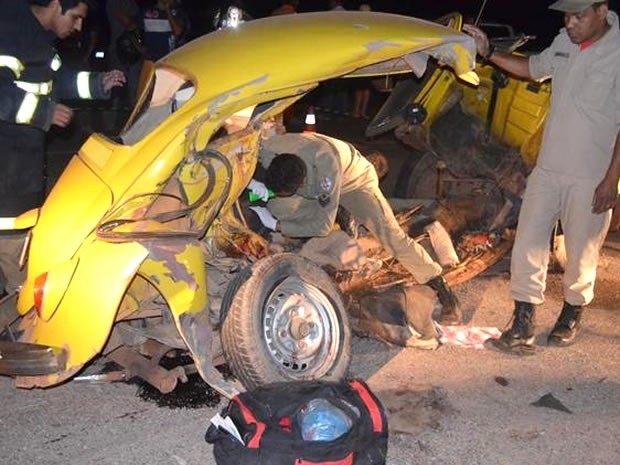 Veculo bateu de frente com uma caminhonete, segundo o Corpo de Bombeiros.