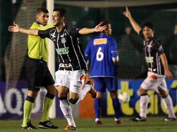 Com um belo gol de falta, o zagueiro Joo Paulo abriu o placar nesta quarta-feira