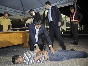 Um soldado do Batalh�o da Guarda Presidencial deu dois tiros de advert�ncia para tentar impedir a subida do invasor