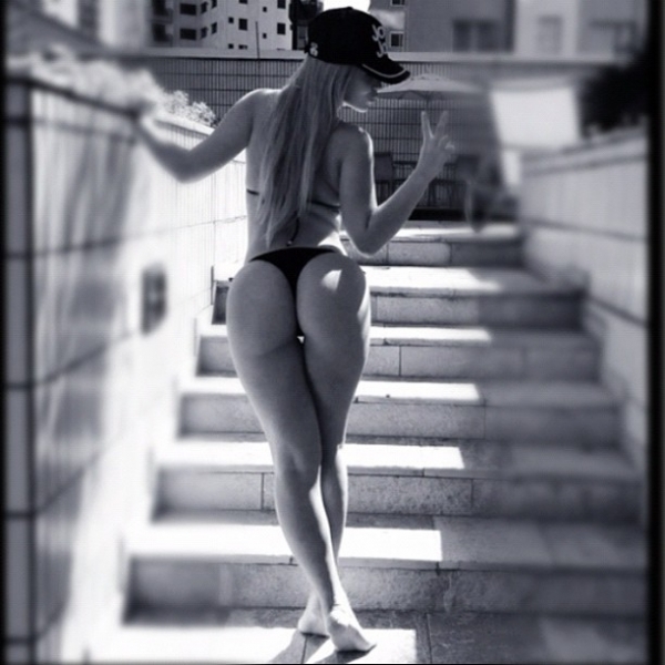 Carol Belli faz alegria dos fs e exibe corpo de fio dental em foto na web