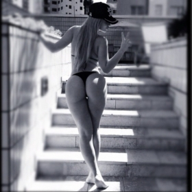 Carol Belli faz alegria dos f�s e exibe corp�o de fio dental em foto na web