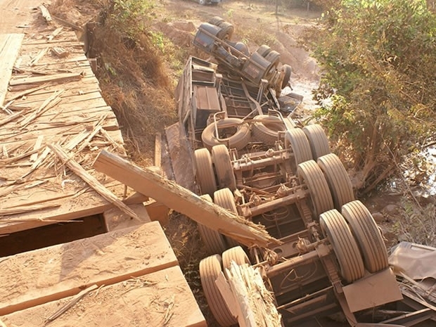 Carreta que caiu da ponte estava carregada de calcrio.