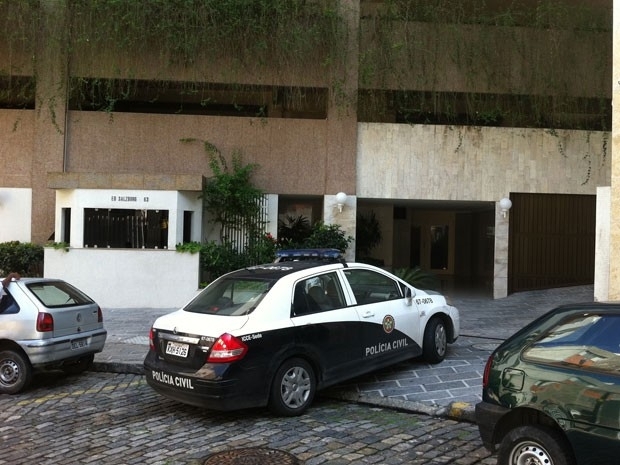 Peritos da Polcia Civil chegaram ao prdio na Lagoa