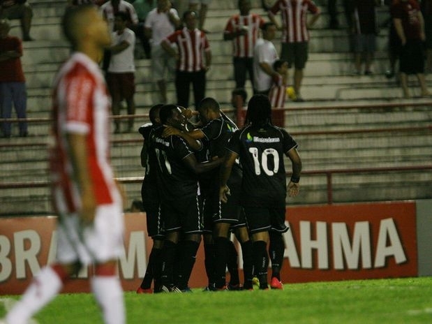 Com Fellipe Bastos, o Vasco empatou no segundo tempo e saiu no lucro dos Aflitos