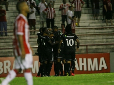 Com Fellipe Bastos, o Vasco empatou no segundo tempo e saiu no lucro dos Aflitos