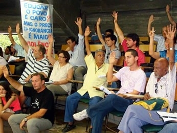 Professores da UFMT votam em assembleia pela manuteno da greve