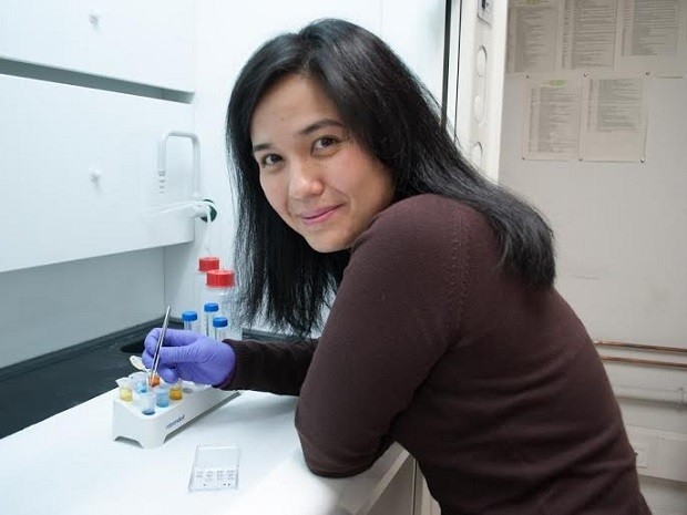 A cientista brasiliense Priscila Kosaka, que desenvolveu uma técnica menos invasiva para detecção de câncer