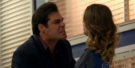 Marcos (Thiago Lacerda) agride Laura (Nathalia Dill) em cena de Alto Astral, novela das sete da Globo