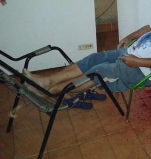 Ele morreu sentado na cadeira enquanto assistia TV