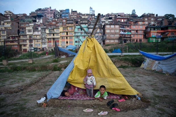 Famlia nepalesa  vista em tenda improvisada aps sua casa ser destruda por terremoto em Katmandu, no Nepal