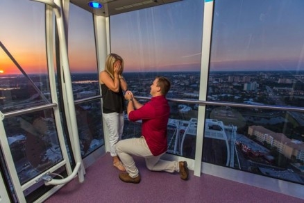 Stephen Marshall pede a mo da namorada, Audrey VanScoter, em casamento na roda-gigante
