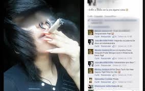 Jovem fuma folha da Bblia