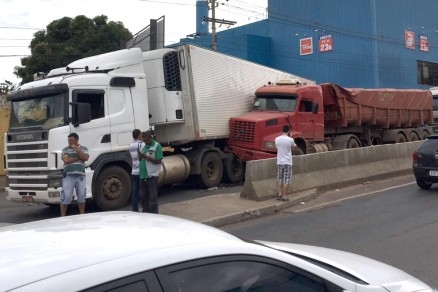 Coliso entre os dois caminhes ocorreu por volta das 11h, em frente ao hipermercado Extra, na Perimetral