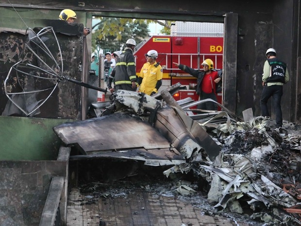 Avio de pequeno porte cai sobre casa no bairro Minaslndia, em Belo Horizonte, pouco tempo depois de decolar