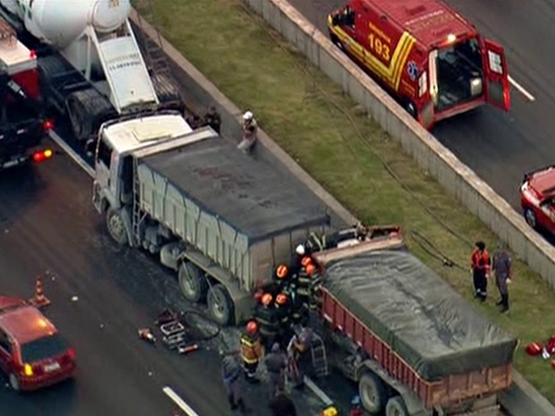 Acidente causa interdio de faixas nas pistas expressa e local