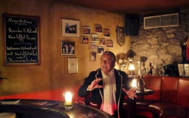 Hermann 'Pascha' Mueller, dono do bordel, gesticula enquanto fala em seu bordel em Salzburgo, na �ustria. Mueller disse que compensar� com dinheiro do pr�prio bolso pelo trabalho das mulheres e bebidas consumidas durante a promo��o