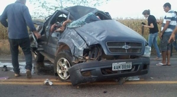 A S-10 capotou vrias vezes e parou atravessada em cima da rodovia