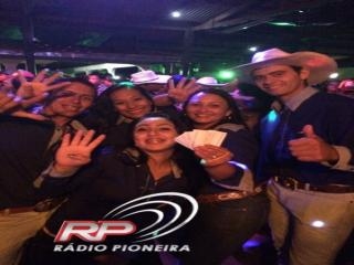 Amigos reunidos no Caf Viola. E voc estava l? Fez foto? Mande para a Pioneira.