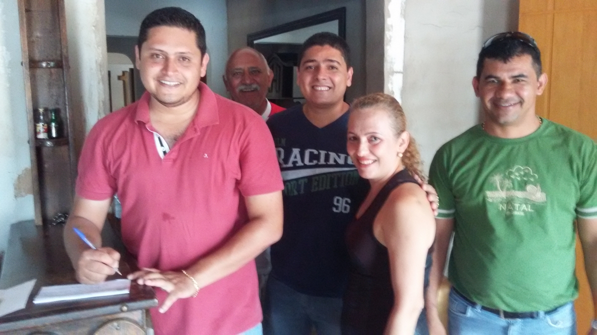 Renan de Oliveira assina ficha de filiao no PMDB como pr-candidato a vereador em 2016