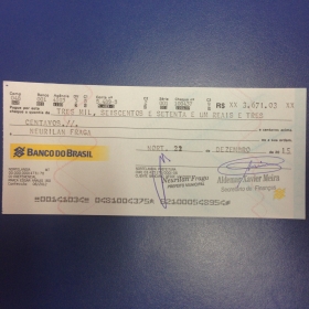 Cheque sal�rio do prefeito no valor de pouco mais de R$ 3,600 reais liquidos, ap�s corte de 50%.