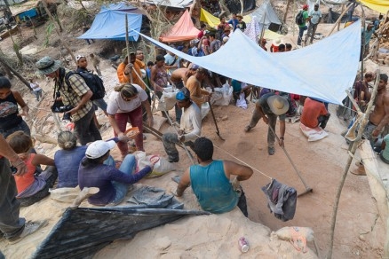 Garimpeiros estavam escavando buraco, quando ocorreu deslizamento