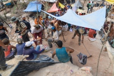 Garimpeiros estavam escavando buraco, quando ocorreu deslizamento