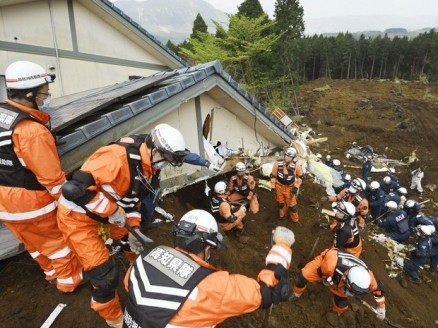 Equipes de resgates continuam nesta ter�a-feira (19) em busca de sobreviventes ap�s terremoto, atingiu a regi�o de Kumamoto, no Jap�o