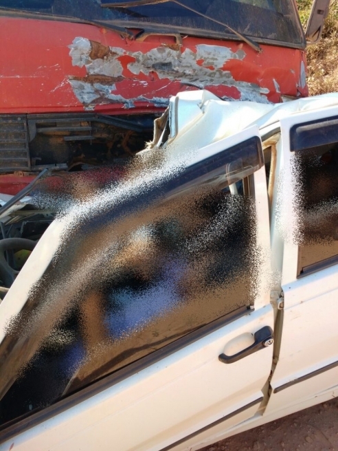 Veculo com evanglicos rodou na pista e foi atingido por carreta