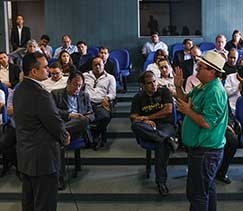 O secret�rio de Estado de Gest�o, J�lio Modesto, apresentando a proposta ao F�rum Sindical