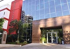 O Hospital Santa Rosa, em Cuiab, suspendeu por tempo indeterminado, desde a zero hora de ontem, o atendimento a novos pacientes do plano MT Sade.   A alegao feita pela diretoria da unidade hospitalar para a interrupo dos servios seria o acm