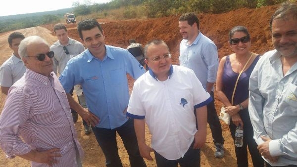Pedro Taques e secretrios durante visita s obras da MT-021
