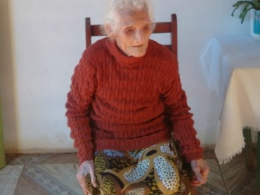 Dona Jesuna mora com a neta. Aposentada mantm rotina para viver adequadamente