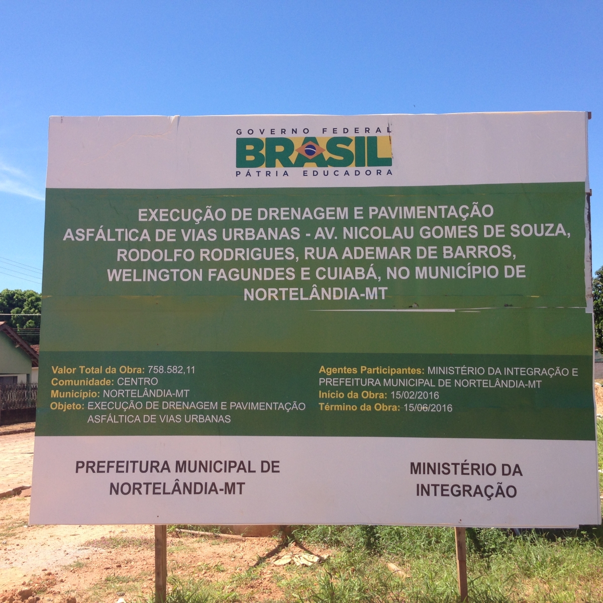 Trecho de execuo da drenagem na Avenida Nicolau Gomes de Souza no Bairro Bandeirantes que est sendo preparada para receber asfalto.
