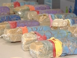 Imagem mostra pacotes com pedras de crack apreendidos no ES