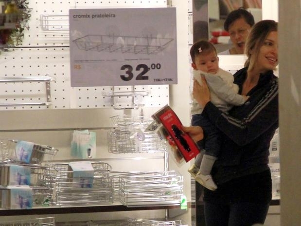 A atriz levou Sofia a uma loja de decorao