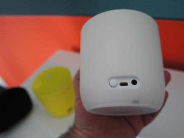 O aparelho ser vendido nas cores amarelo, branco, azul e preto, e seu design  bastante minimalista