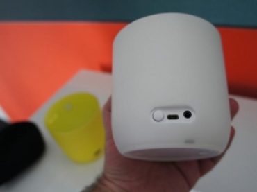 O aparelho ser vendido nas cores amarelo, branco, azul e preto, e seu design  bastante minimalista